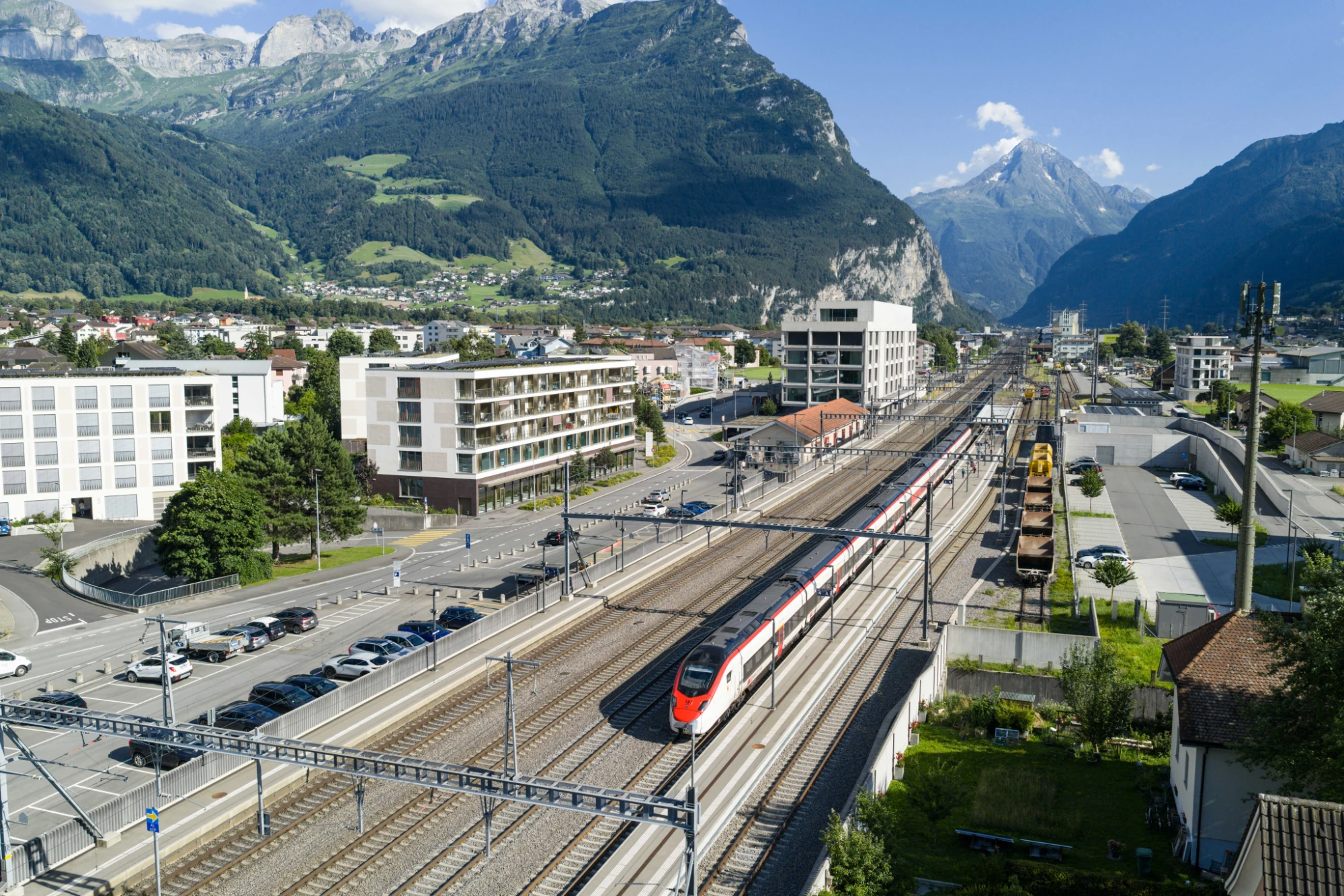 Bahnhof mit Zug_VL AIR URI 917222