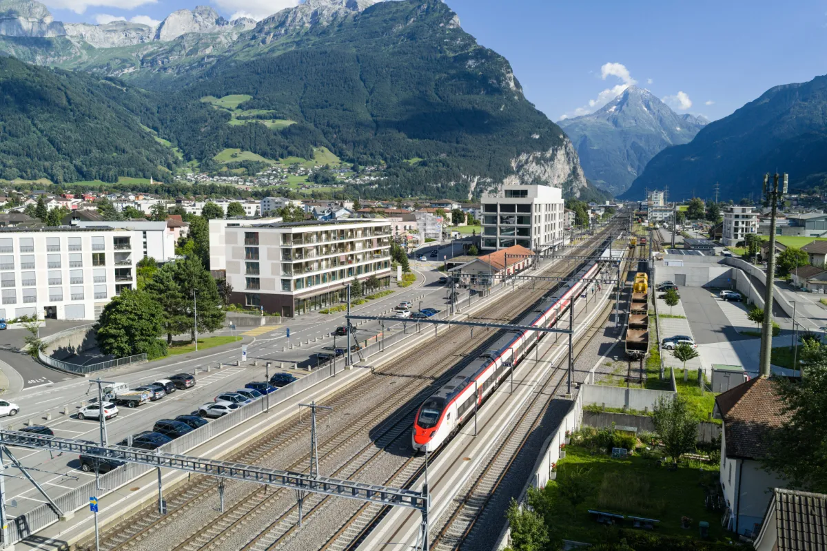 Bahnhof mit Zug_VL AIR URI 917222