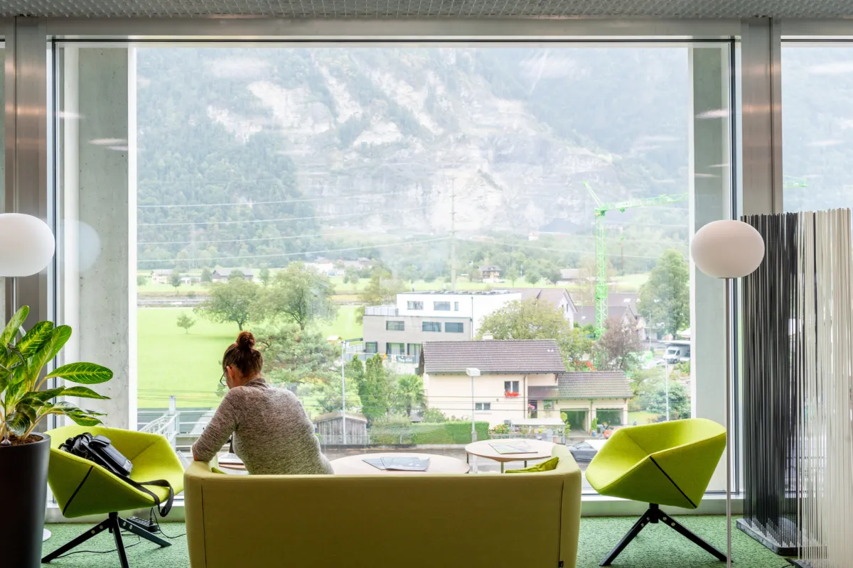 Frau auf Sofa